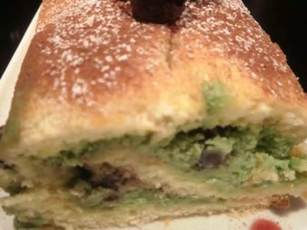 Bûche à la pistache et aux cerises Amarena.