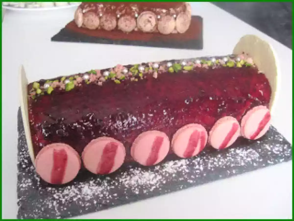 Bûche aux framboises et pistaches
