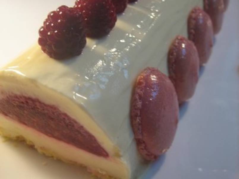 Bûche chocolat blanc framboises