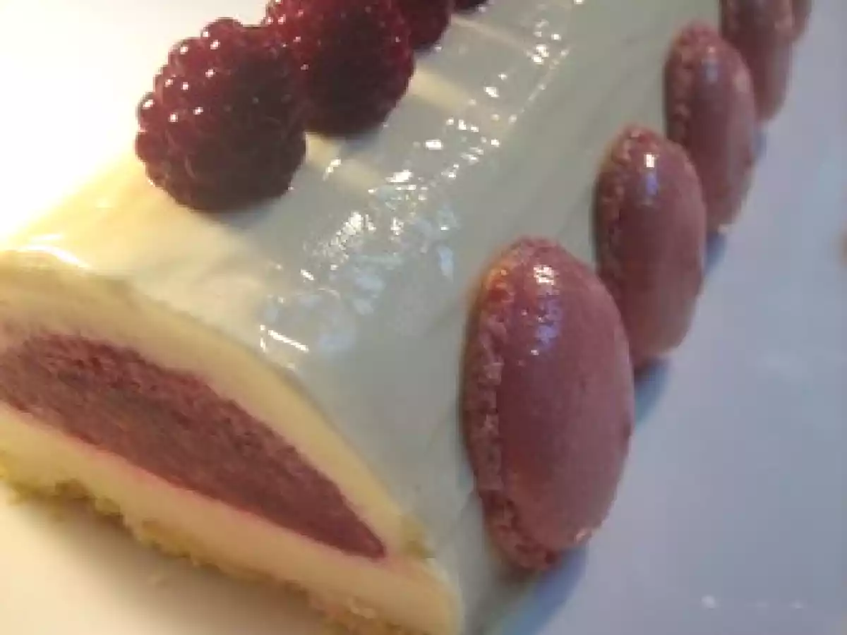 Bûche chocolat blanc framboises
