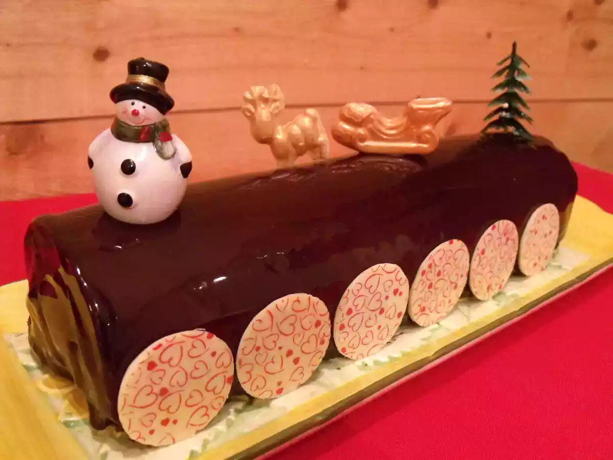 Bûche chocolat / fève tonka & glaçage au chocolat brillant