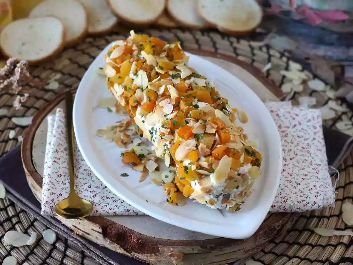 Bûche de fromage frais abricots, jambon sec et amandes