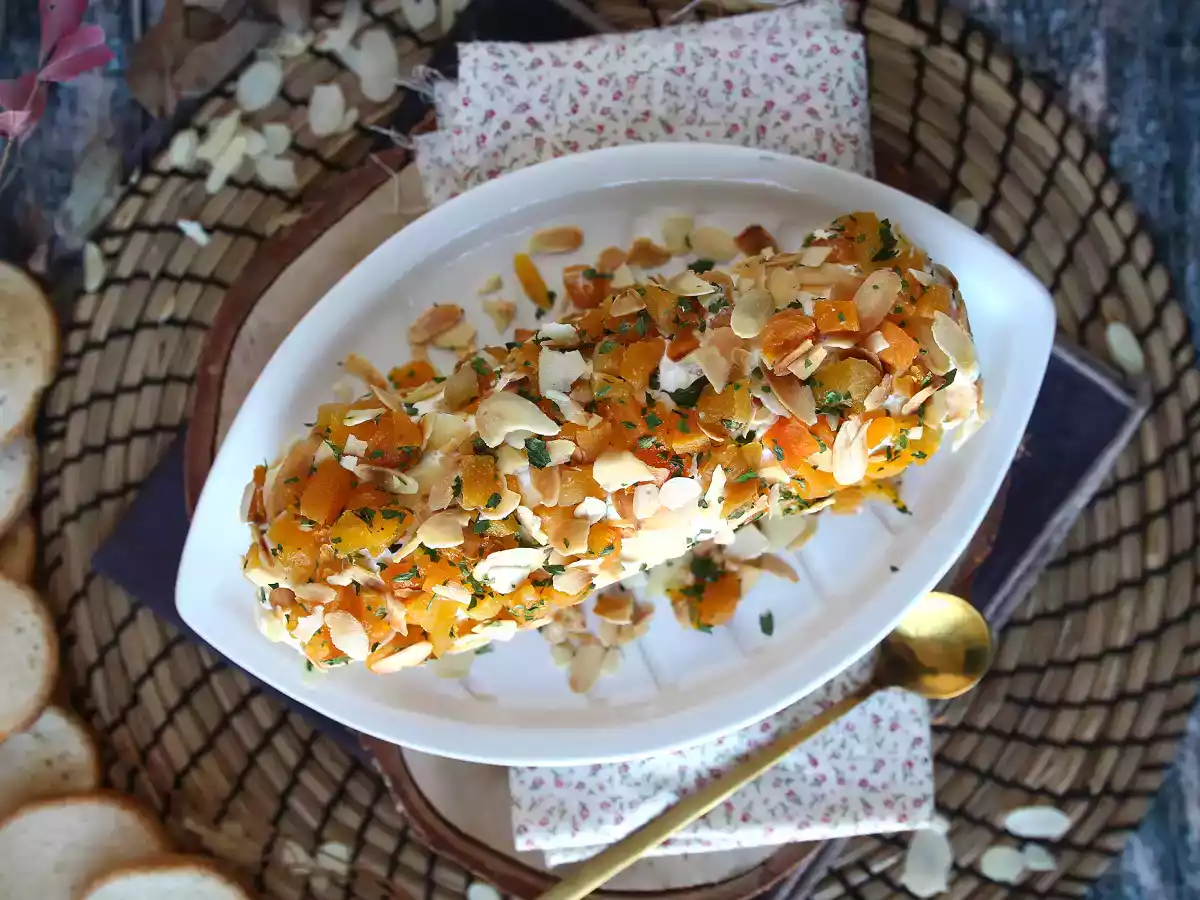 Bûche de fromage frais abricots, jambon sec et amandes - photo 3