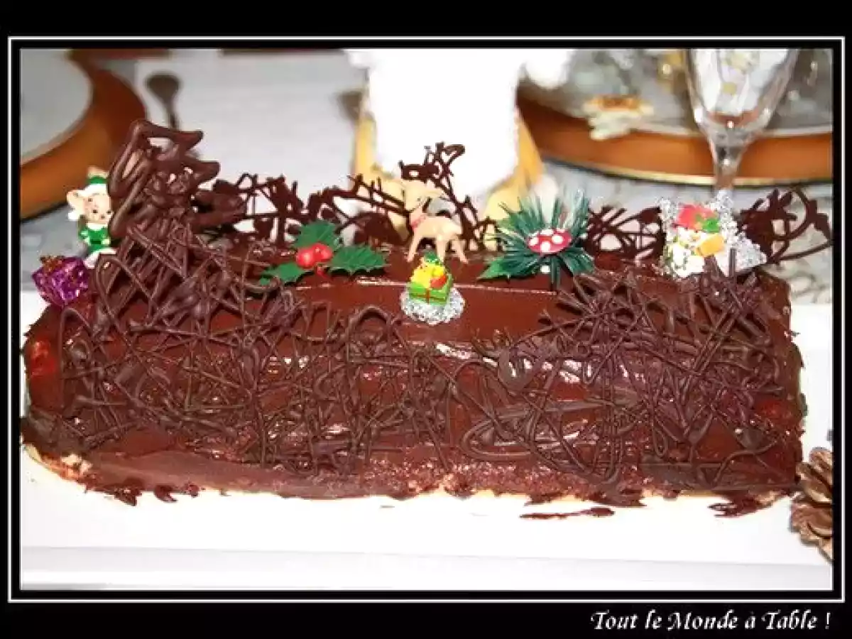 Bûche de Noël à la crème pâtissière framboises et myrtilles