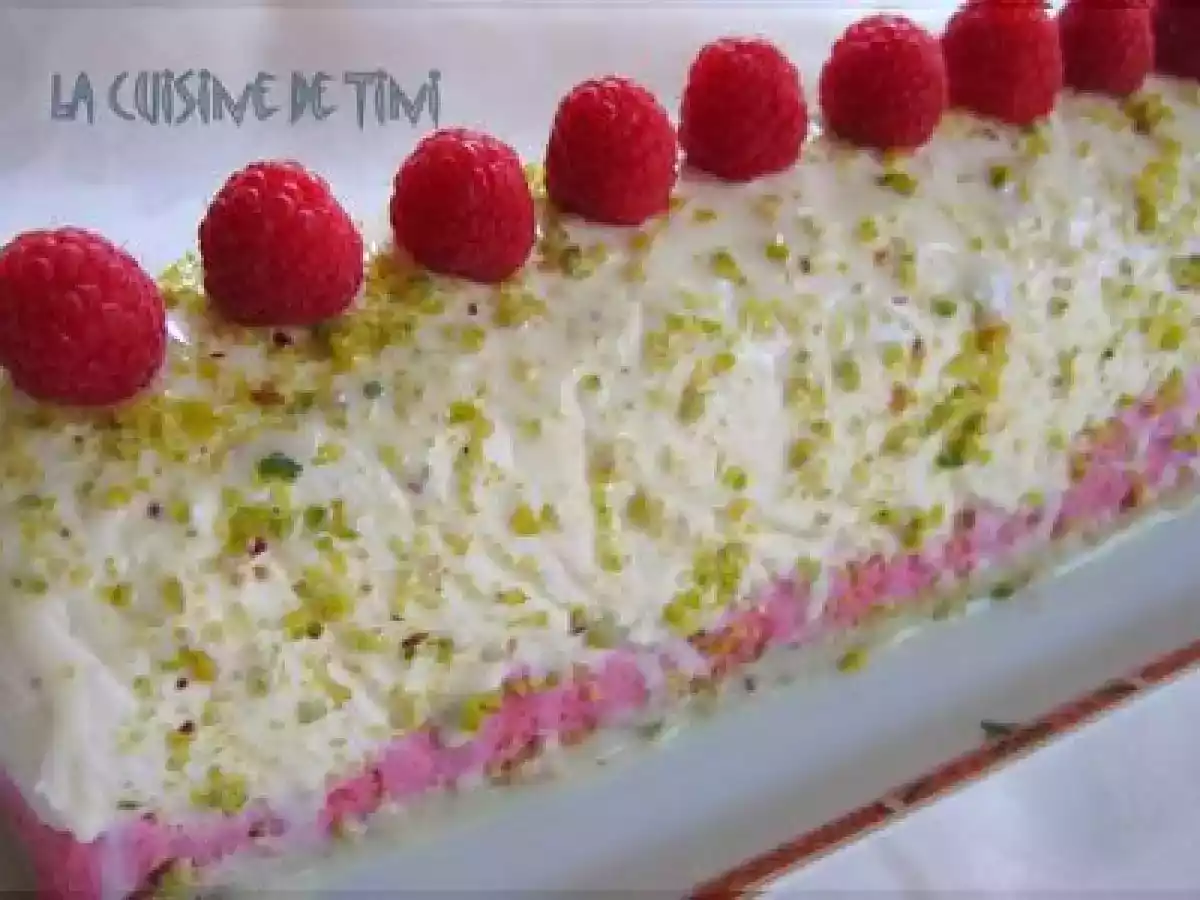 Bûche de Noël: dacquoise pistache/mousse chocolat blanc et mousse framboises