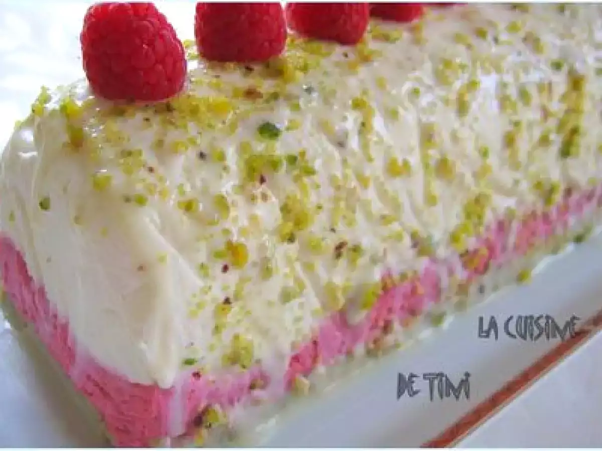 Bûche de Noël: dacquoise pistache/mousse chocolat blanc et mousse framboises - photo 3