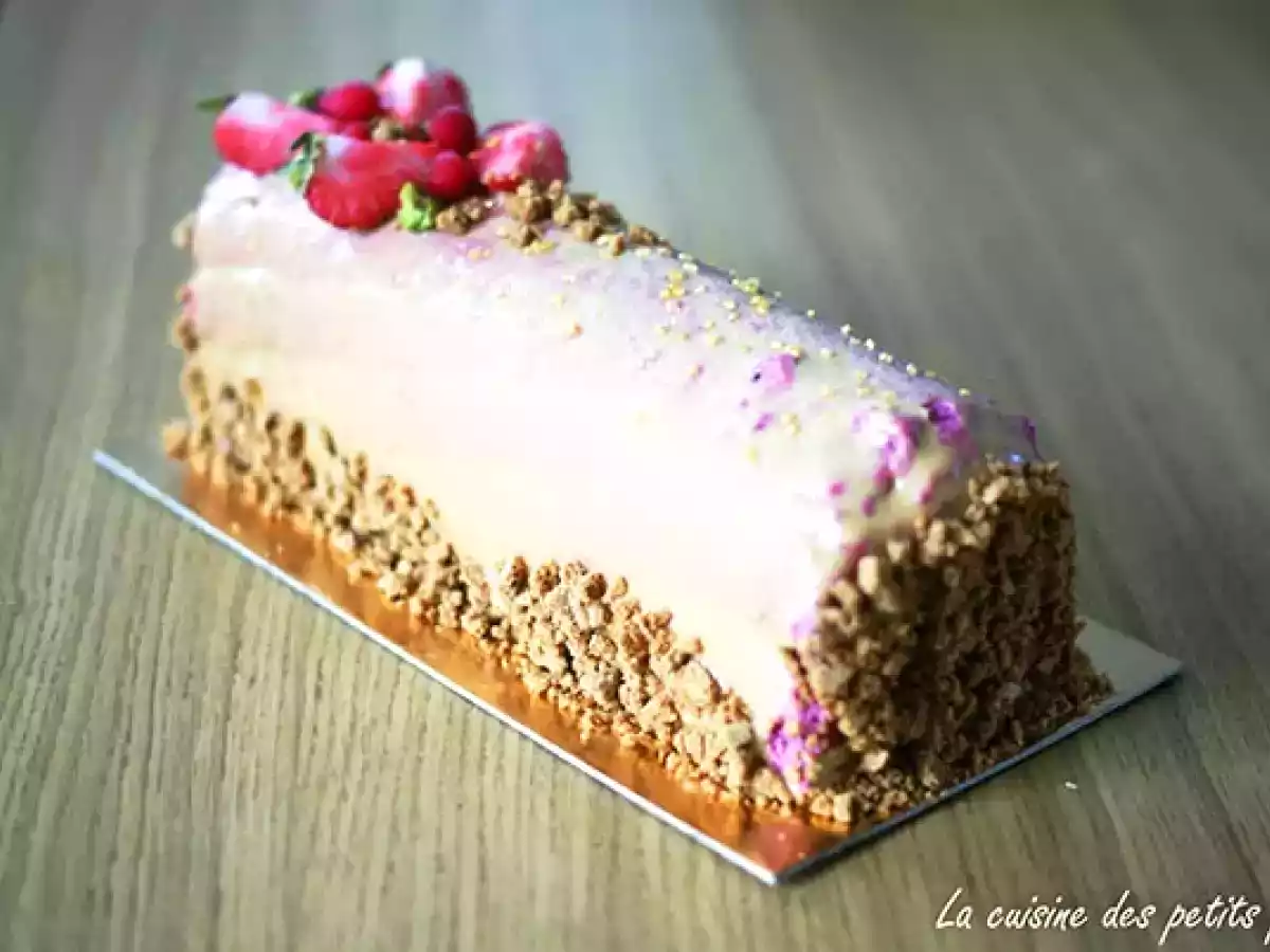 Bûche de Noël mousse de framboise, pistache