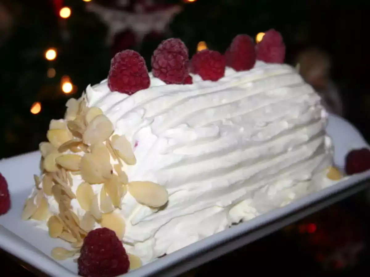Bûche glacée chocolat, framboises, chantilly, coeur de meringue