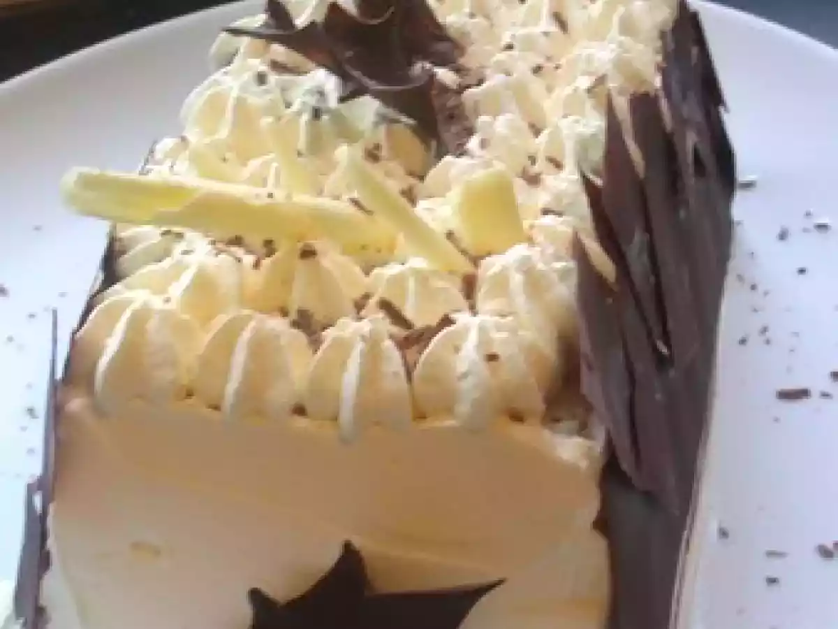 Bûche glacée croquante aux amandes et aux framboises