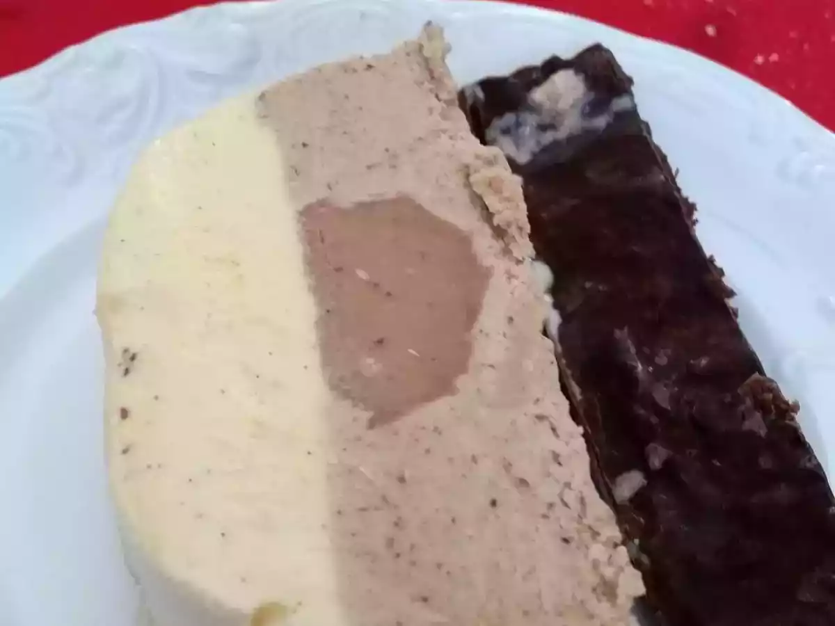 Buche glacée vanille-praliné et insert crème de marrons