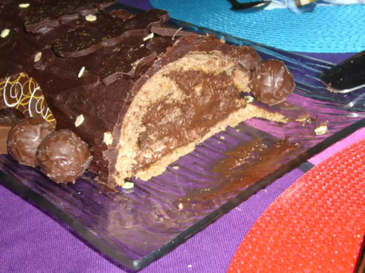 Bûche mousse chocolat, génoise noisette, et croustillant praliné - photo 3