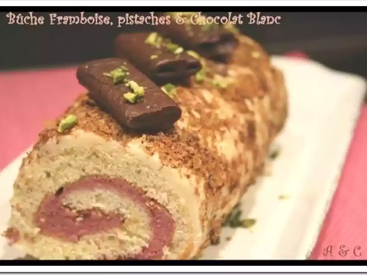 Bûche roulée à la mousse de framboise légère, aux pistaches et son glaçage...