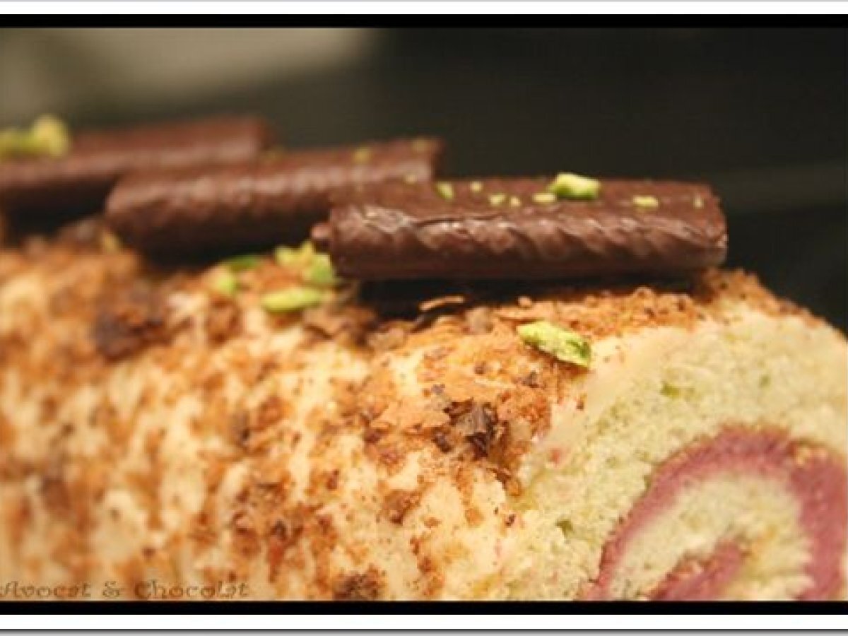 Bûche roulée à la mousse de framboise légère, aux pistaches et son