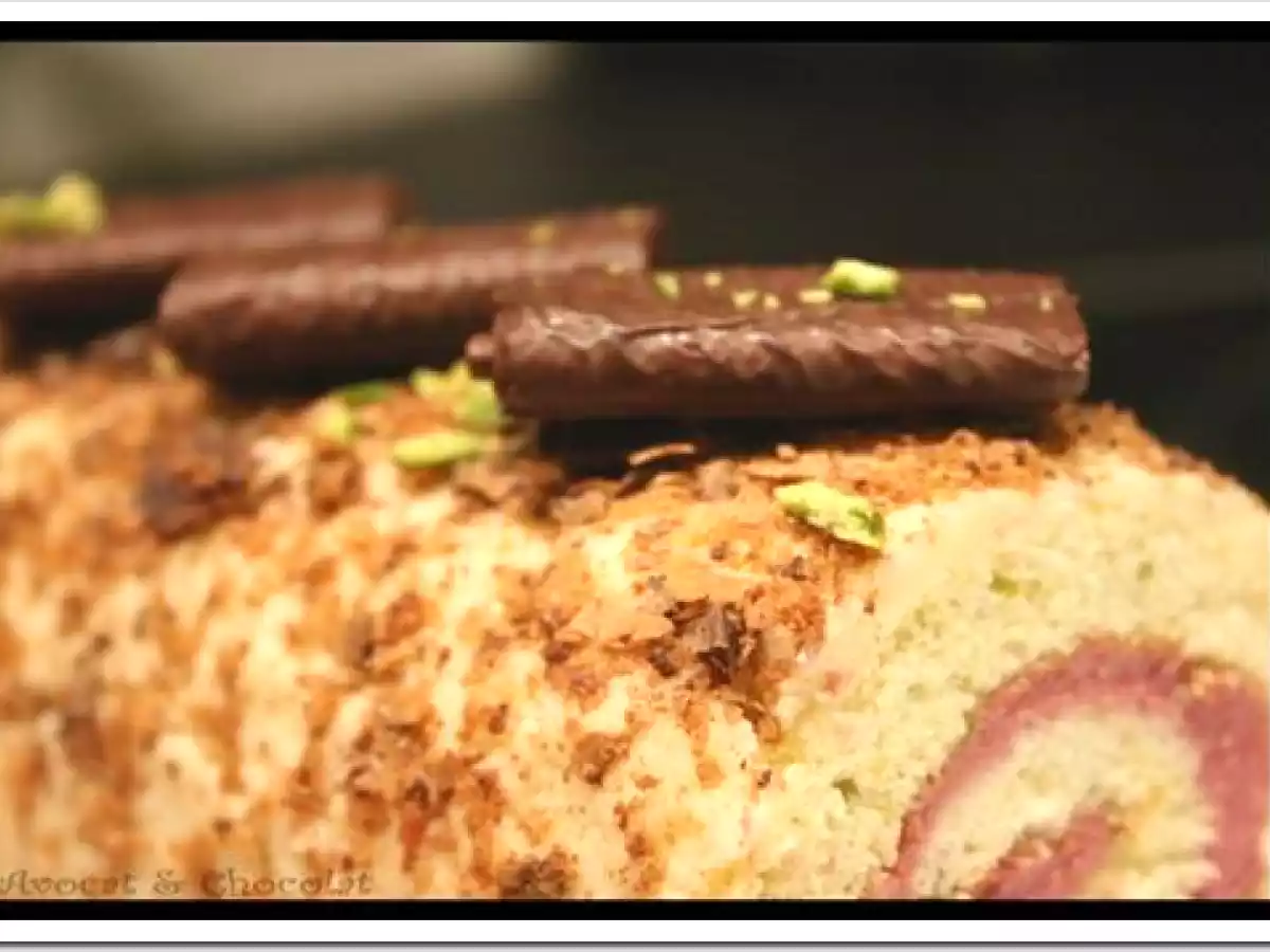 Bûche roulée à la mousse de framboise légère, aux pistaches et son glaçage... - photo 3