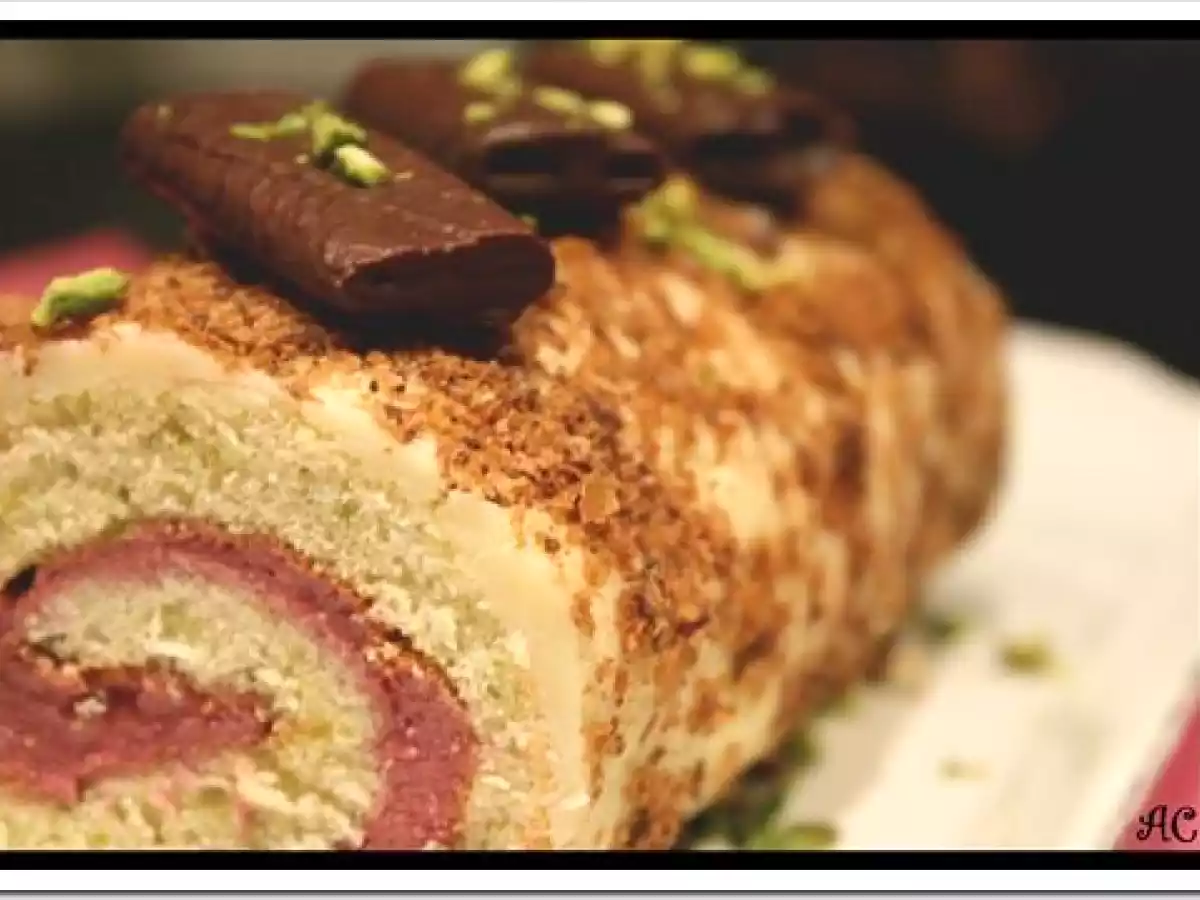 Bûche roulée à la mousse de framboise légère, aux pistaches et son glaçage... - photo 4