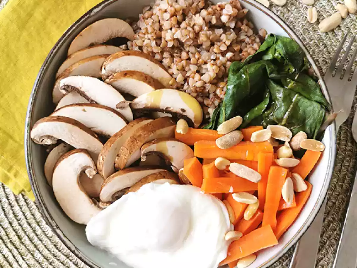 Buddha bowl végétarien au sarrasin, légumes et oeuf poché - photo 2