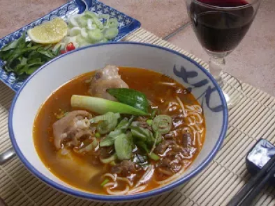Bun Bo Hué - Soupe de vermicelles aux pieds de porc à la façon de Hué