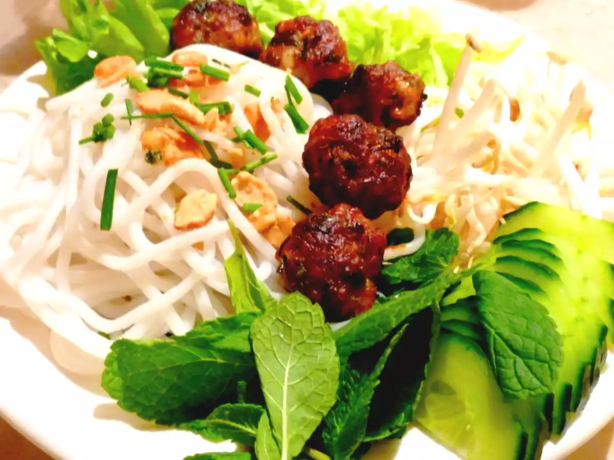 Bun cha ou boulettes de porc caramélisées à la vietnamienne