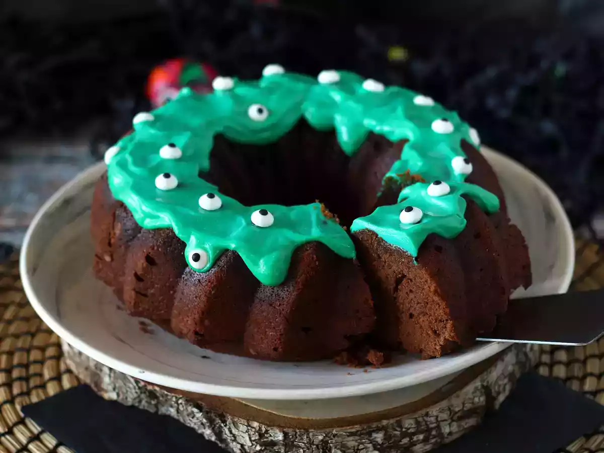 Bundt cake d'Halloween avec glaçage diaboliquement gourmand