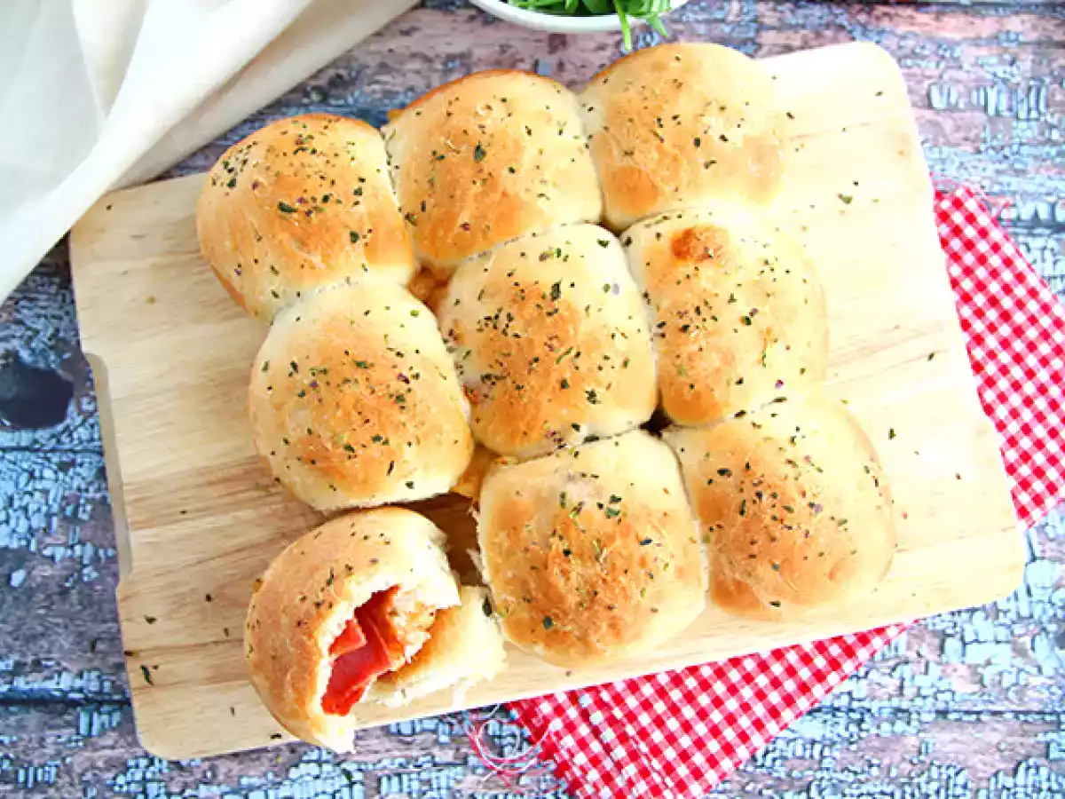 Buns pizza, petits pains fourrés au jambon et au fromage - photo 2