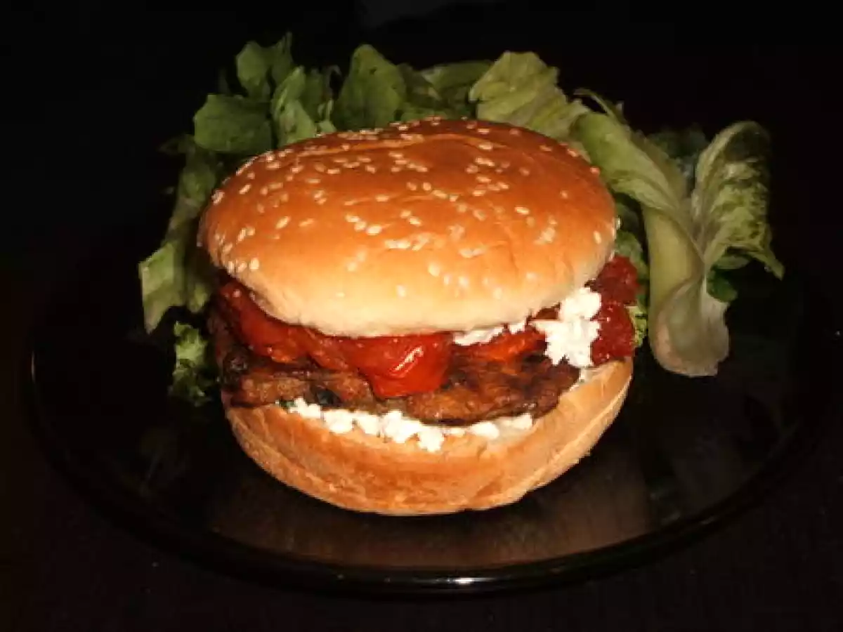 Burger à la galette d'aubergine, feta & tomates confites