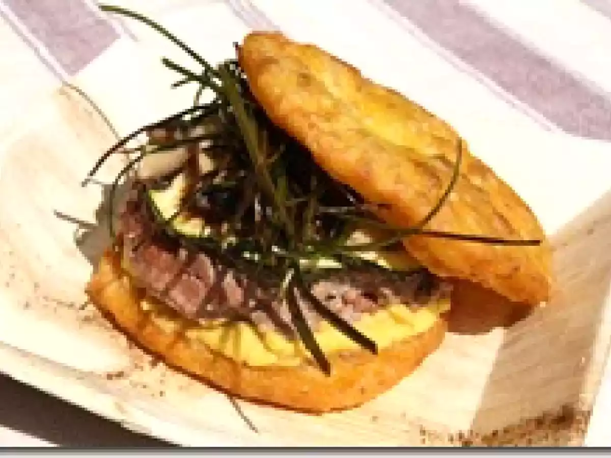 Burger au Pain de Courge, Crème au Roquefort et Légumes Sautés