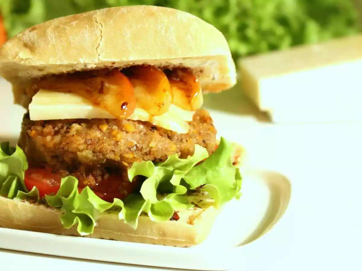 Burger de châtaignes aux noisettes, pommes poêlées & Salers