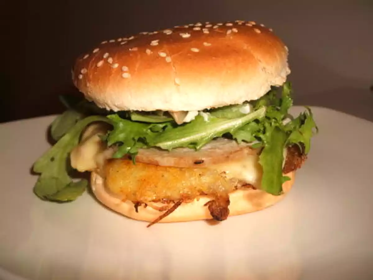 Burger de galette de pommes de terre et échalotes, andouille et crème à la moutarde