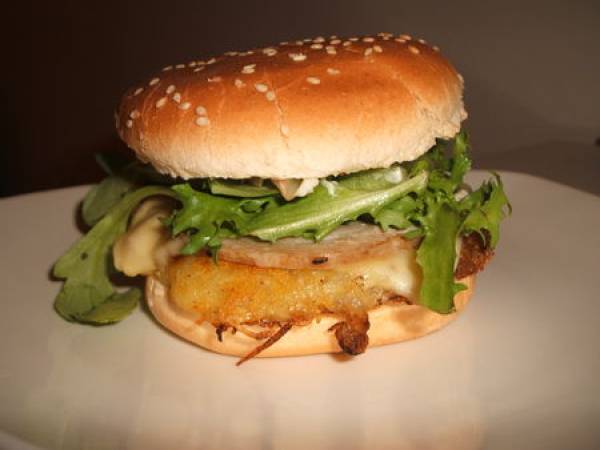 Burger de galette de pommes de terre et échalotes, andouille et crème à la moutarde