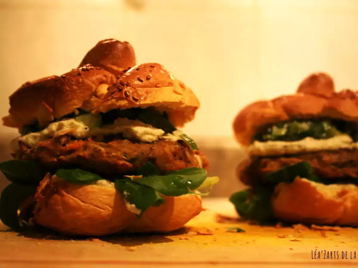 Burger de sarrsain, courge et coriandre, à la crème de cajous et fondue de poireaux