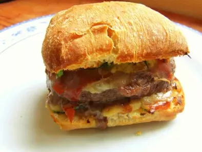 Burger maison (boeuf, jambon cru, emmental & courgette)