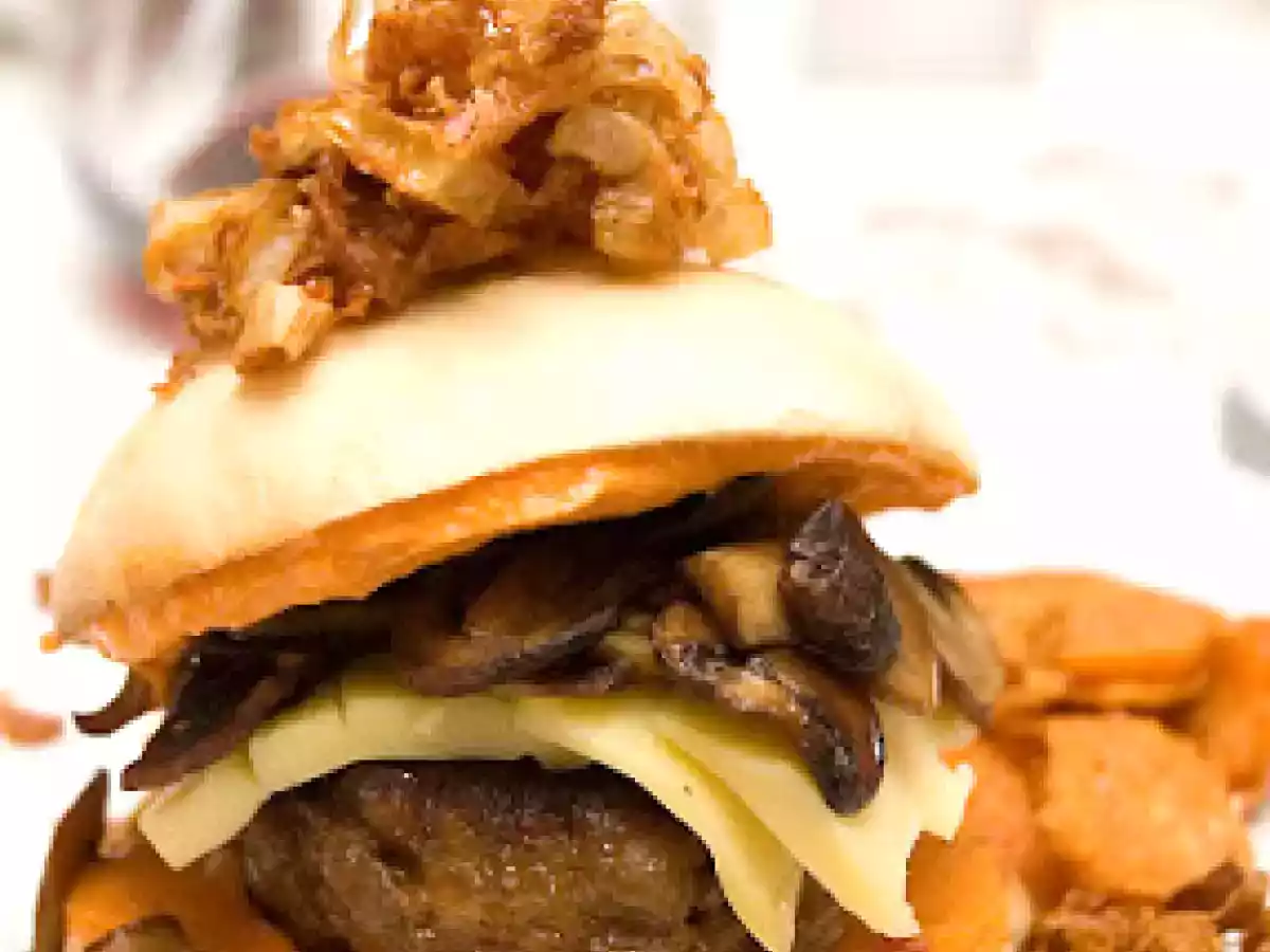 Burgers au poivron rouge et noix de cajou, garnis de champignons et de pikauba.