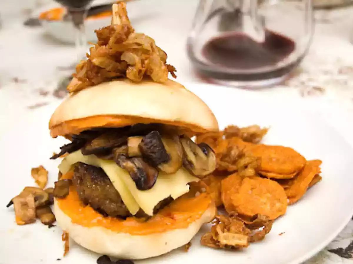 Burgers au poivron rouge et noix de cajou, garnis de champignons et de pikauba. - photo 2