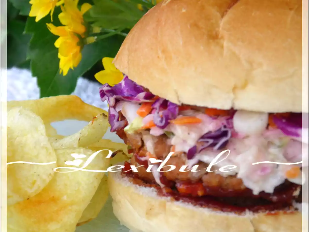 Burgers de porc barbecue et salade de chou