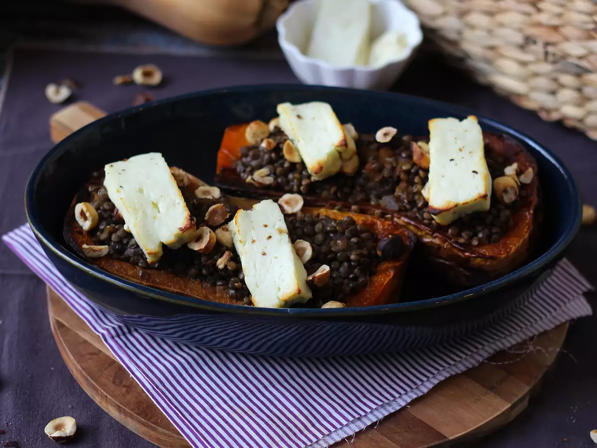 Butternut farcie aux lentilles et halloumi