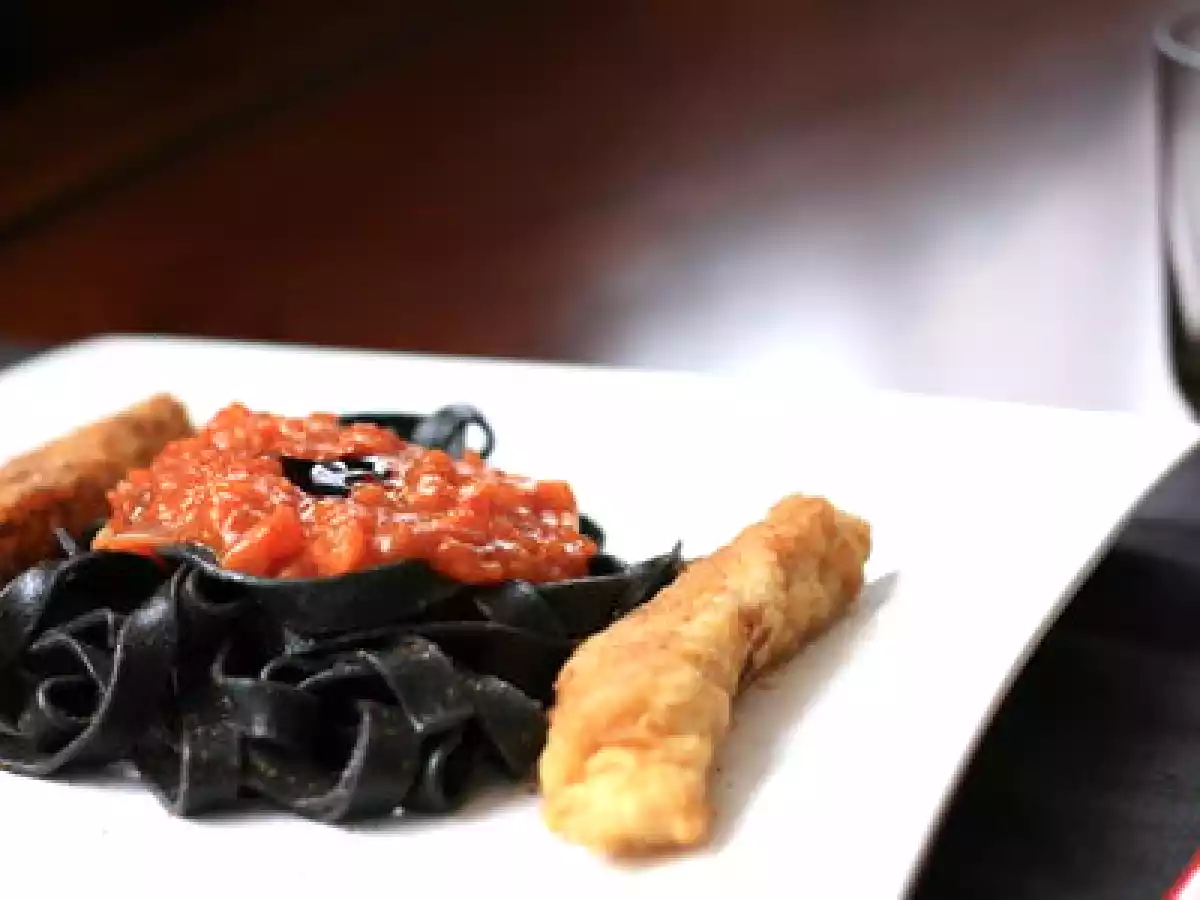 Cabillaud pané, chermoula de tomates et pâtes à l'encre de seiche