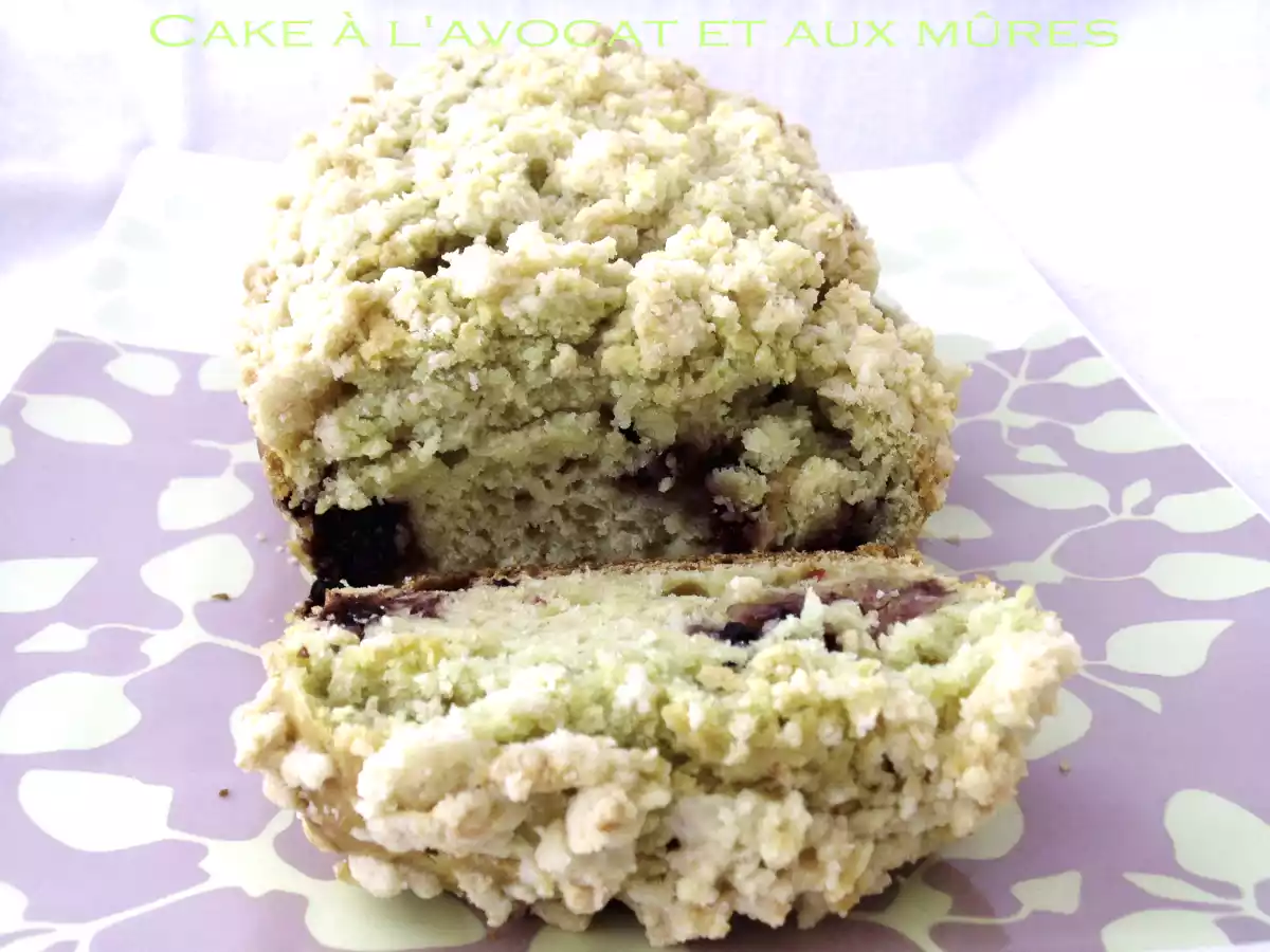 Cake à l'avocat et aux mûres