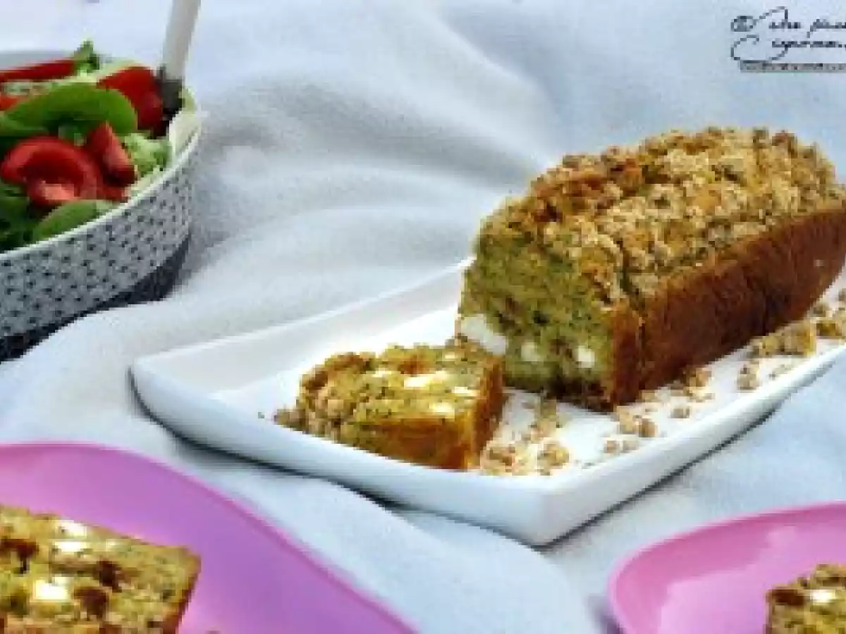 Cake à la courgette, féta, tomates confites et pignons de pin