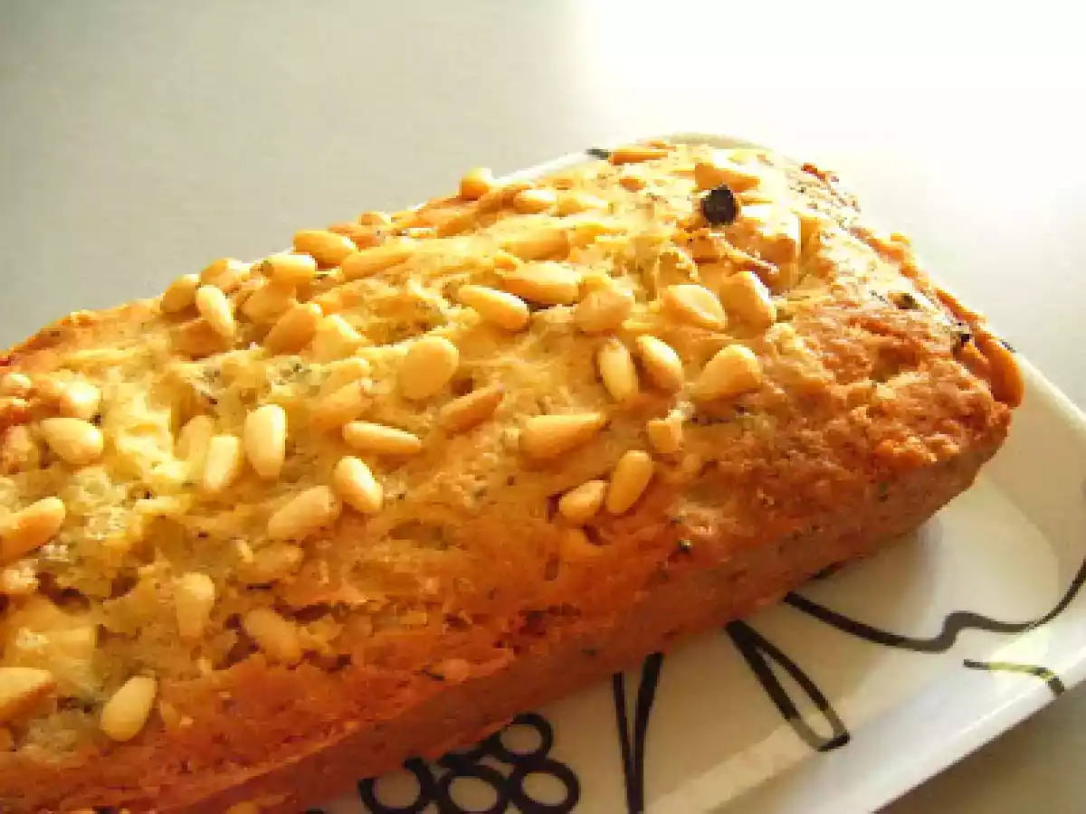 Cake à la feta, aux pignons de pin et aux tomates séchées