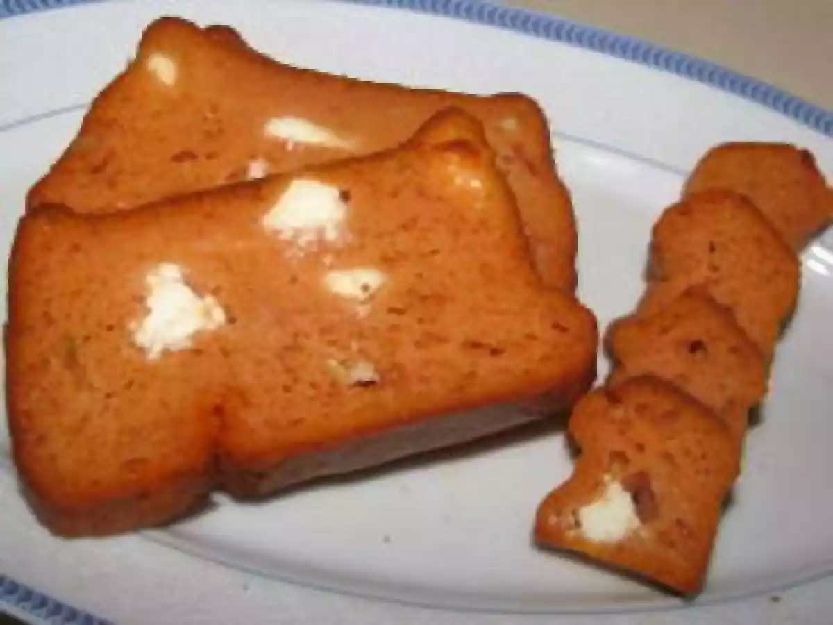 Cake à la féta et coulis de tomate