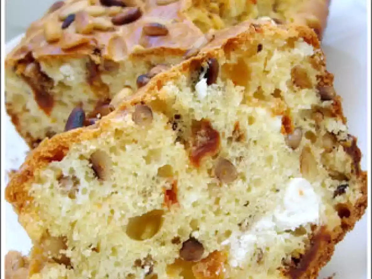 Cake à la Fêta, tomates confites et pignons de pin