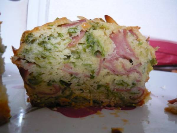 Cake à la roquette et mortadelle