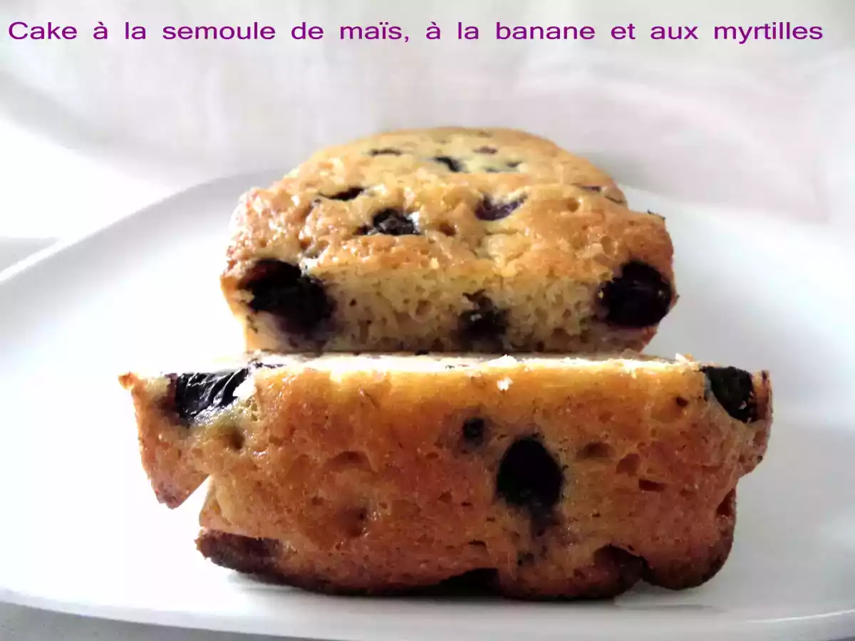 Cake à la semoule de maïs, à la banane et aux myrtilles