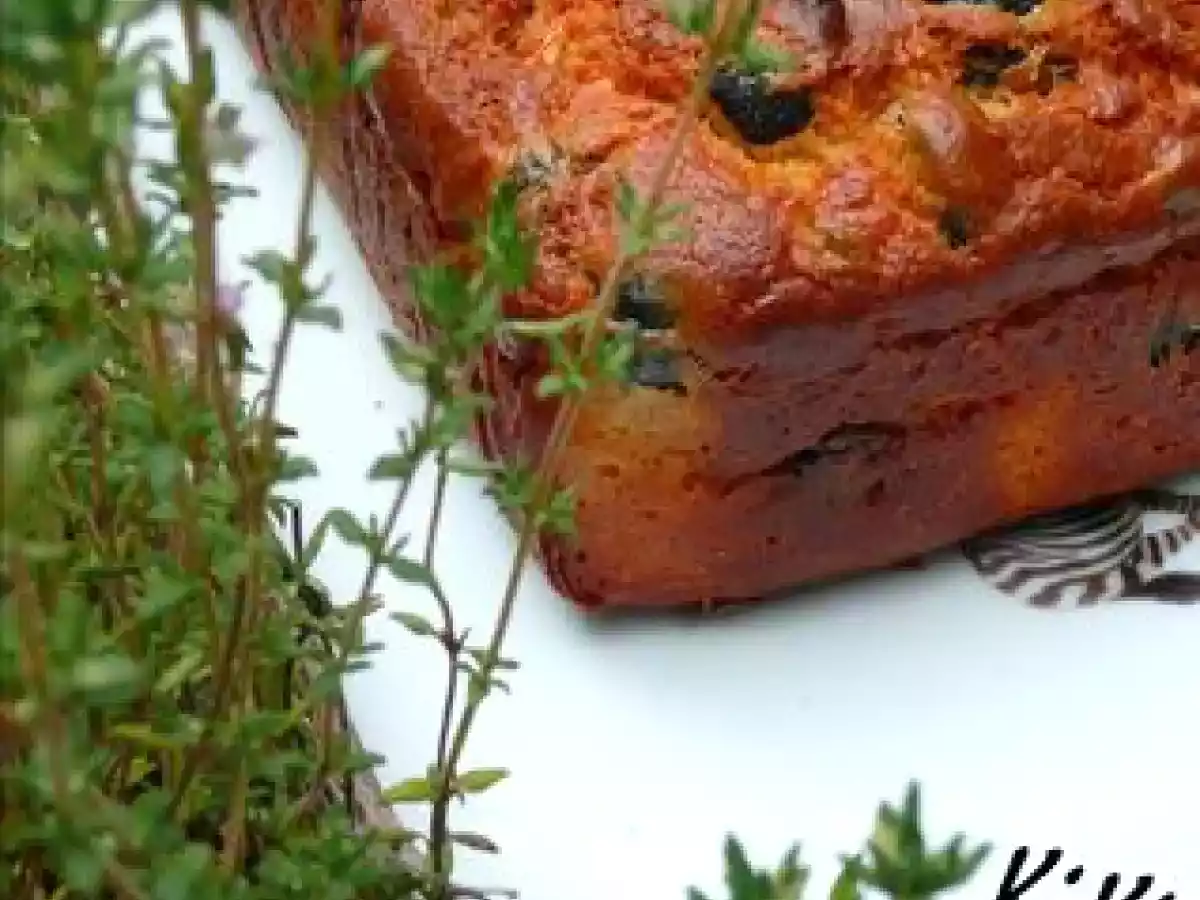 CAKE ANCHOiS, OLiVES NOiRES, THYM et TOMATE SECHEES