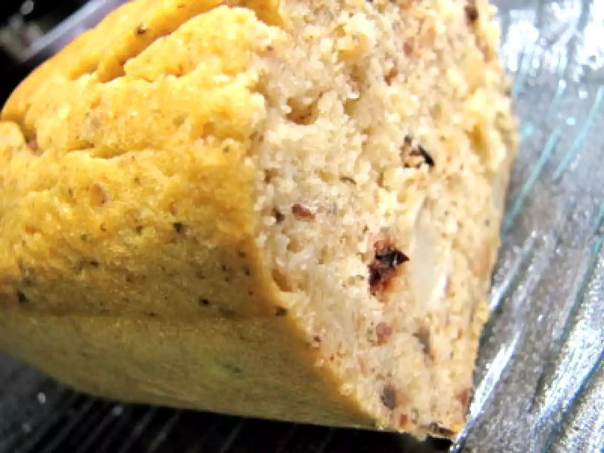 Cake au cabecou, aux olives noires et à la purée de cacahuètes sans gluten