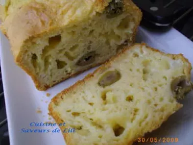 Cake au cantal, lardons et olives