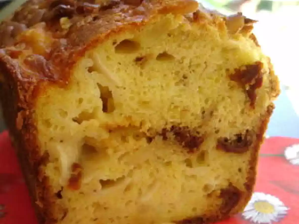 Cake au chèvre, tomates confites, huile d'olive et pignons