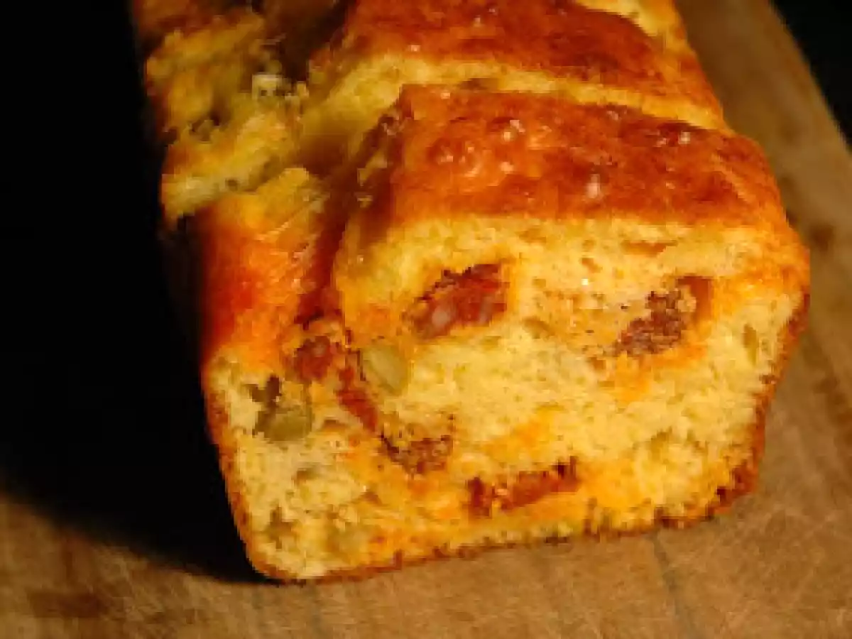 Cake au chorizo, tomates confites et pistaches rôties