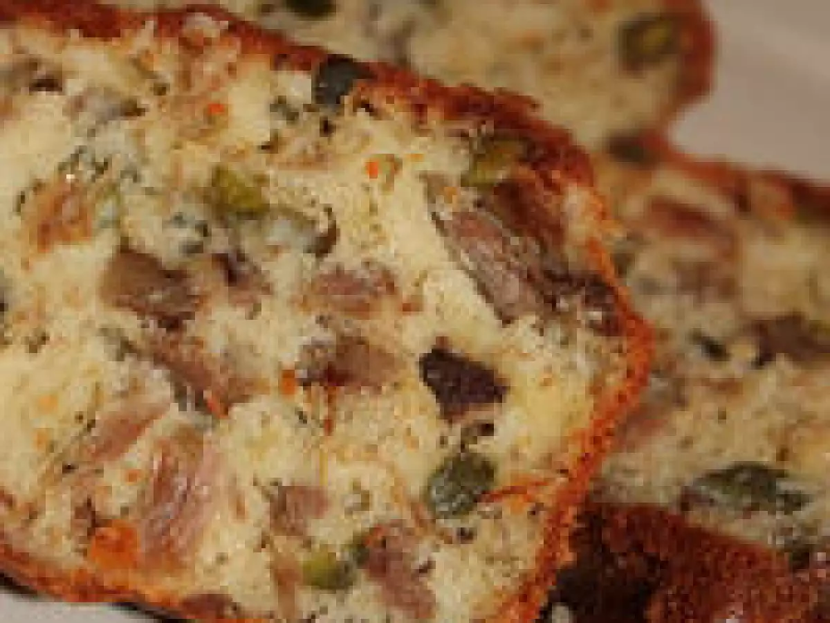 Cake au confit de canard, noix et pistaches