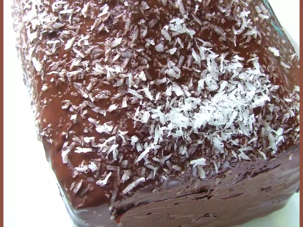 Cake au lait concentré sucré et noix de coco, glacé au chocolat